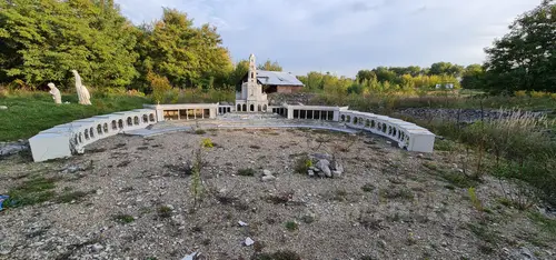 Opuszczony Park Miniatur Sakralnych Złota Góra w Częstochowie - photo 1/53
