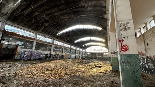 Opuszczony budynek z halą