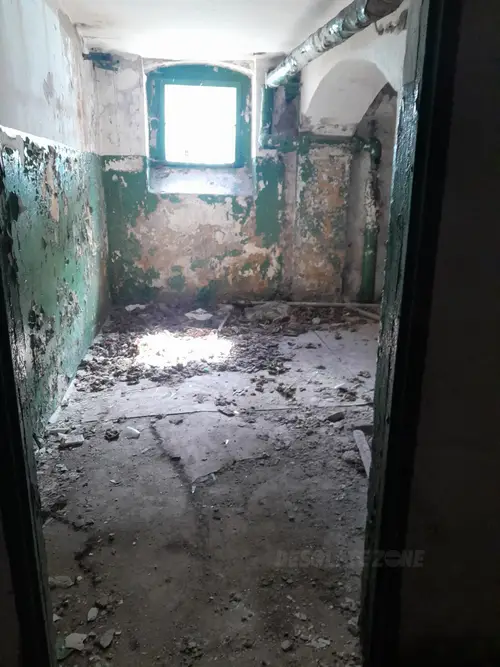 Opuszczona przychodnia wojskowa.