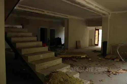 Opuszczone naczepy ciężarówek z budynkami - photo 9/26