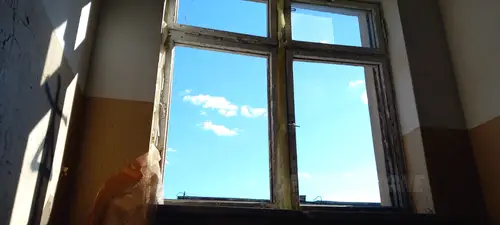 Opuszczona przychodnia wojskowa.