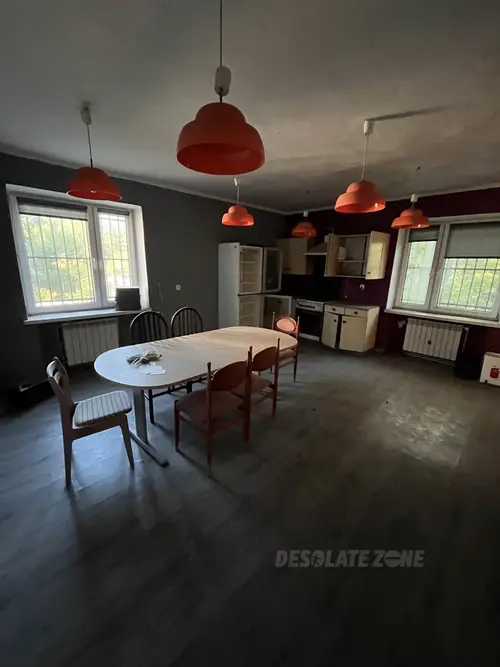 Opuszczona fabryka manekinów i rekwizytów reklamowych - photo 22/137