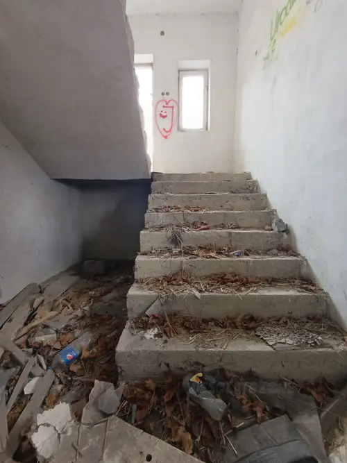 Opuszczony niedokończony dom - zdjęcie 11/13