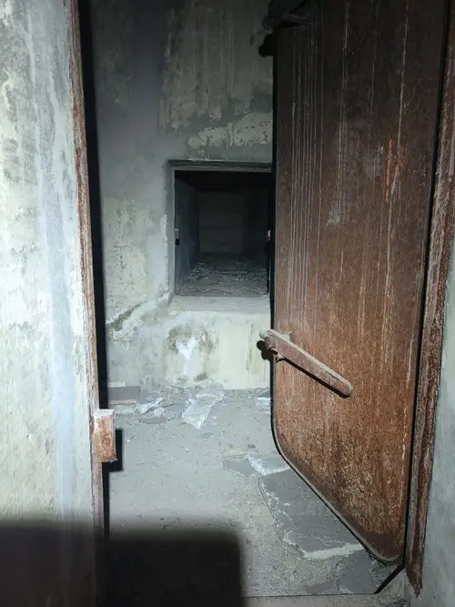 Duży niedokończony budynek koło portu Zadar - zdjęcie 13/47