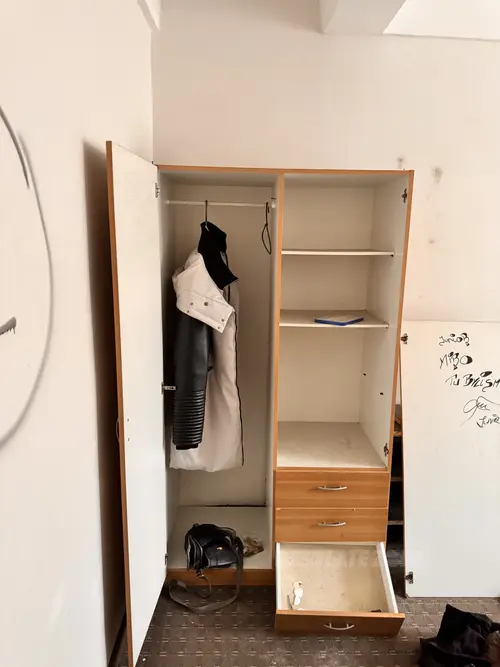 Opuszczony hostel - zdjęcie 8/36