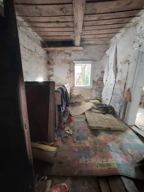 Opuszczony dom z dziwną postacią w kuchni - zdjęcie 1/7