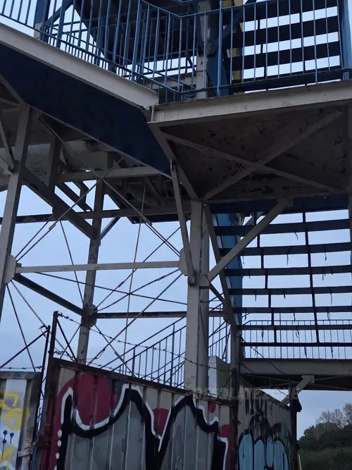 Opuszczona zjeżdżalnia na plaży - zdjęcie 4/4