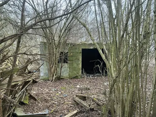 Opuszczony zrujnowany dom - zdjęcie 3/3