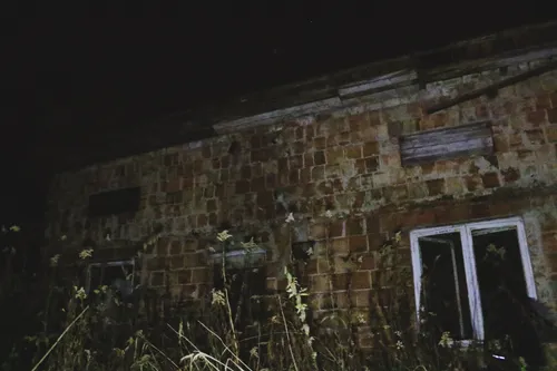 2 opuszczone domy w lesie