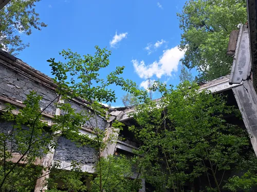 dwa opuszczone domki