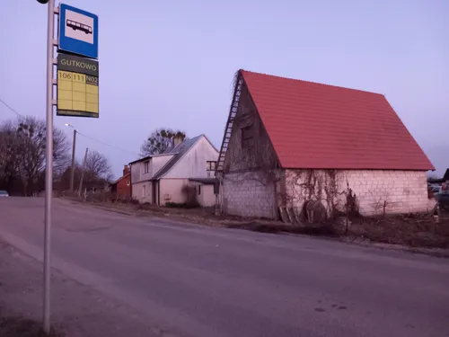 Opuszczony domek z garażem