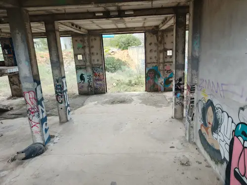 Duży niedokończony budynek koło portu Zadar - zdjęcie 9/47