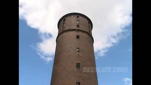 Opuszczony budynek i wieża - zdjęcie 28/32