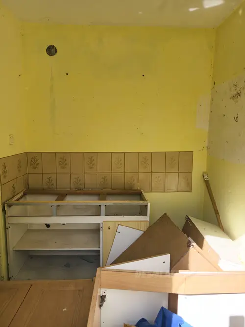 Opuszczony dom na skraju lasu - zdjęcie 34/59