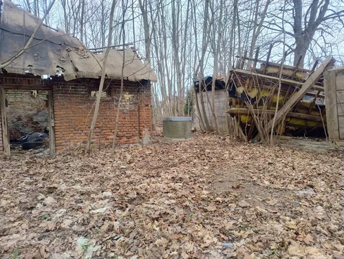 gospodarstwo i zniszczony domek - zdjęcie 5/7