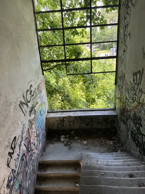 Opuszczony budynek i szopa