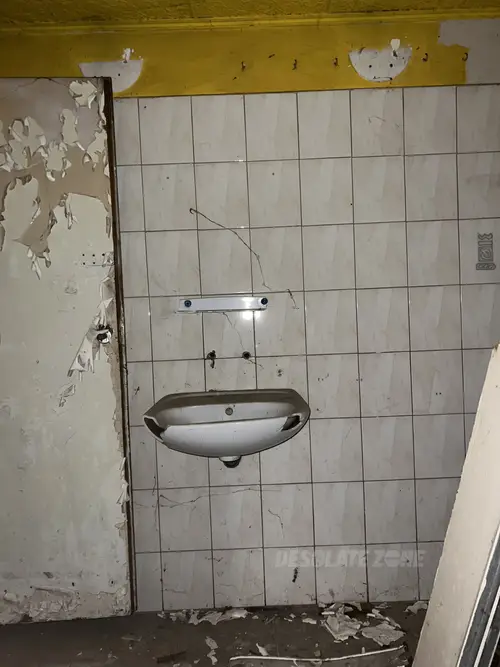 Opuszczony dom z szopką - zdjęcie 3/11