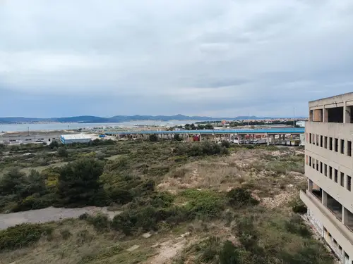 Duży niedokończony budynek koło portu Zadar - zdjęcie 38/47