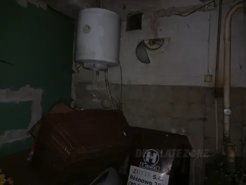 Opuszczony domek w dywitach - zdjęcie 13/21