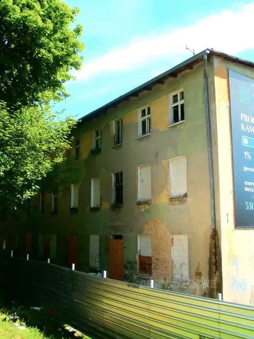 Opuszczona kamienica - zdjęcie 1/7