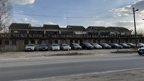 Opuszczony budynek z halą