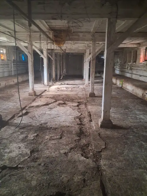 Opuszczona stajnia, Gorzyce