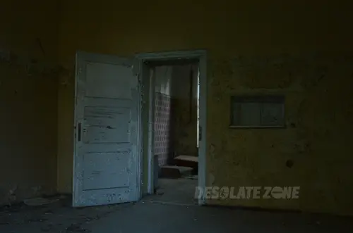 Opuszczony ośrodek zdrowia w Różanie - photo 2/29