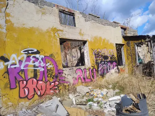 Opuszczony mały budynek w łodzi