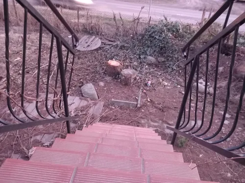 Opuszczony domek z garażem