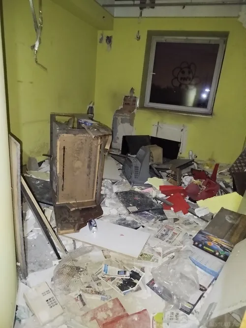 Opuszczony biurowiec - zdjęcie 2/10