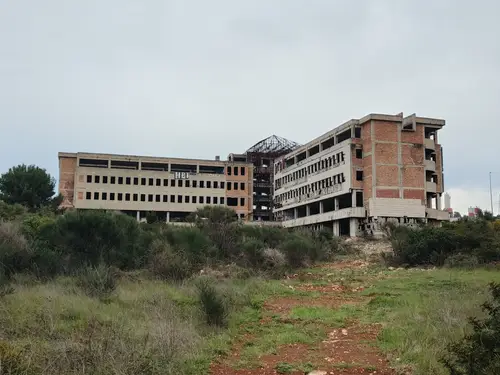 Duży niedokończony budynek koło portu Zadar - zdjęcie 19/47