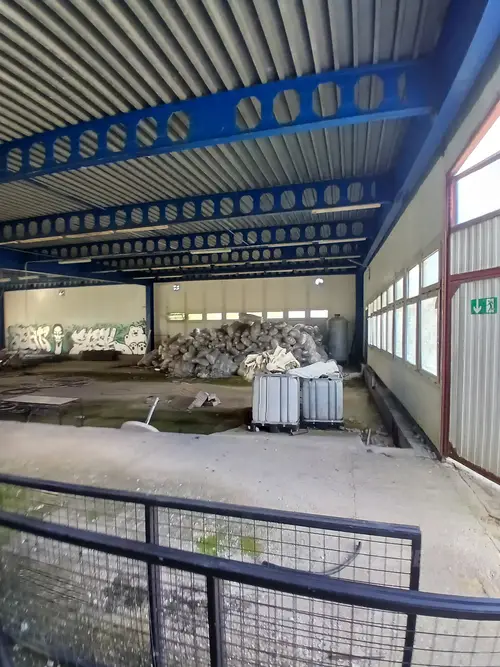 Opuszczona fabryka manekinów i rekwizytów reklamowych - photo 99/137