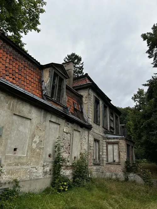 opuszczony dom - zdjęcie 1/9