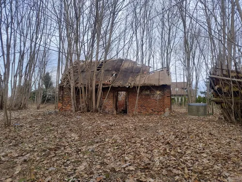 gospodarstwo i zniszczony domek - zdjęcie 1/7