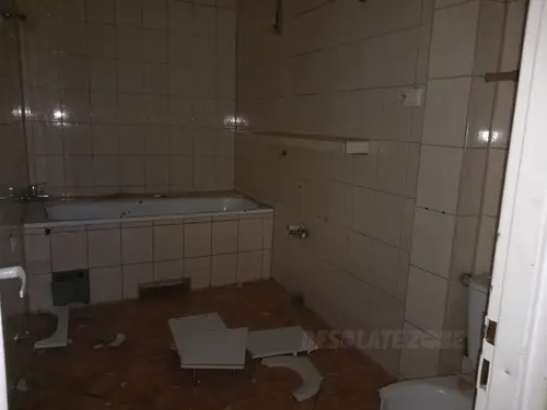 Opuszczony domek z garażem - zdjęcie 25/41