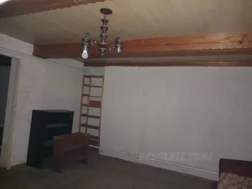 Opuszczony domek w dywitach - zdjęcie 7/21