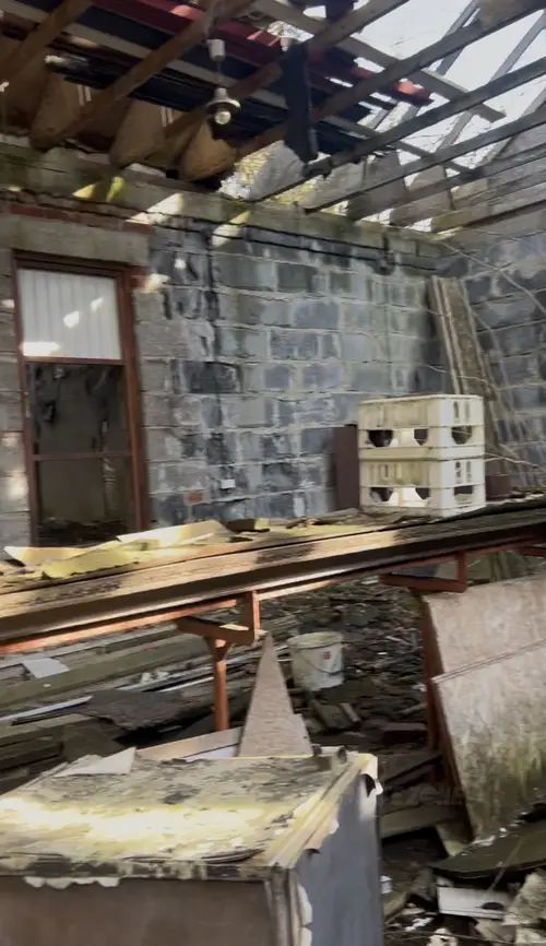 Niedokończony dom z budką ochroniarza