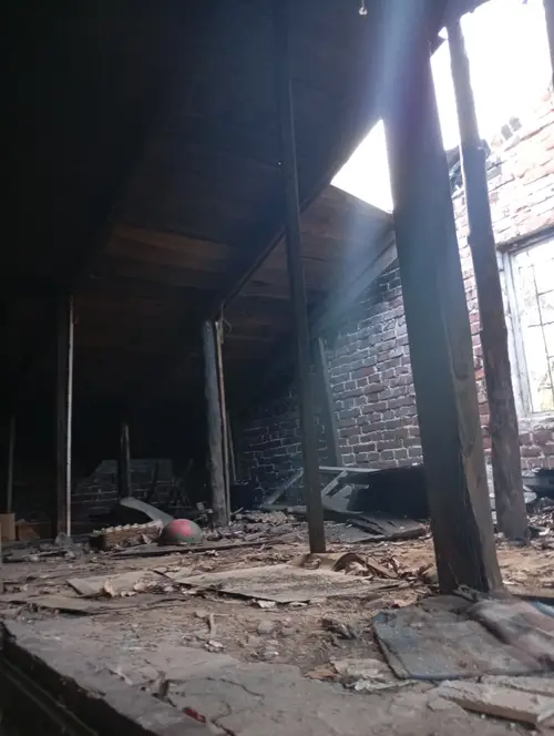 Dom z dwoma samochodami