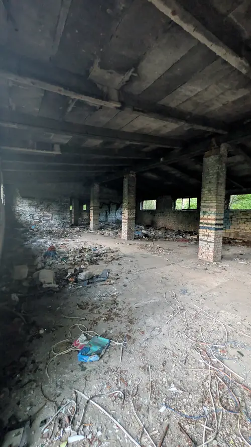 Trzy opuszczone budynki - zdjęcie 6/15