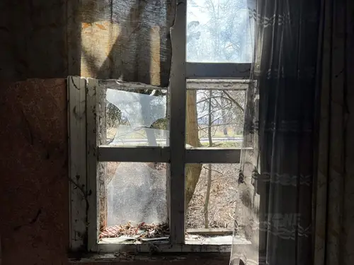 Opuszczony dom - zdjęcie 2/4