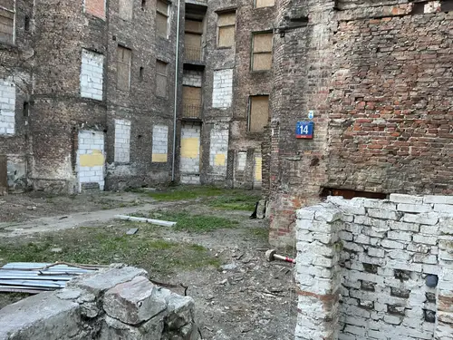 Opuszczona kamienica "spadające tynki"