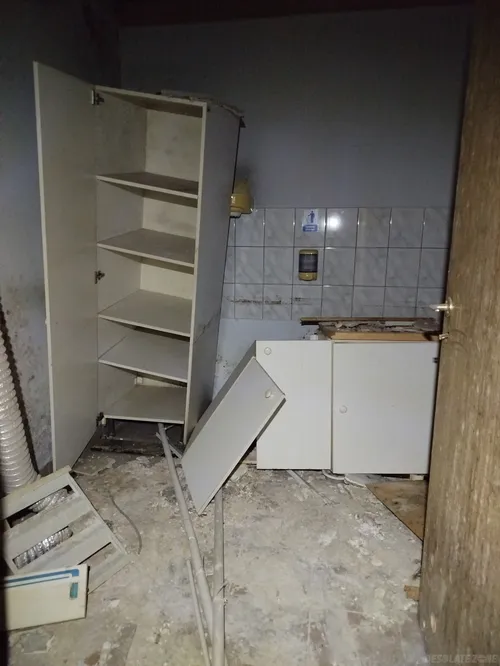 Opuszczony biurowiec - zdjęcie 7/10