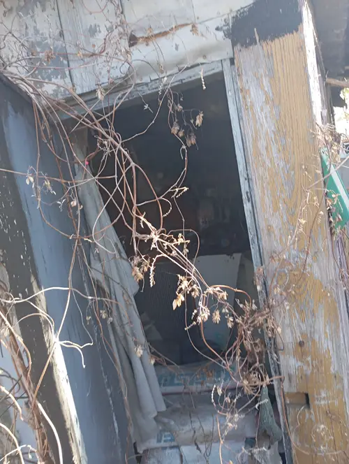 Opuszczony dom z lekko zawalonym dachem - photo 9/9