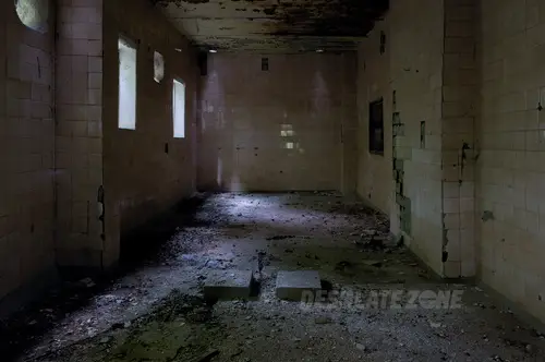 Old canteen with paint - zdjęcie 5/5