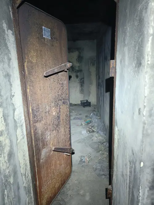 Duży niedokończony budynek koło portu Zadar - zdjęcie 14/47