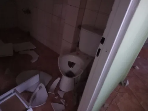 Opuszczony domek z garażem