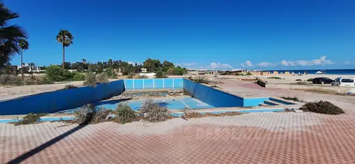 Opuszczony basen zburzonego resortu