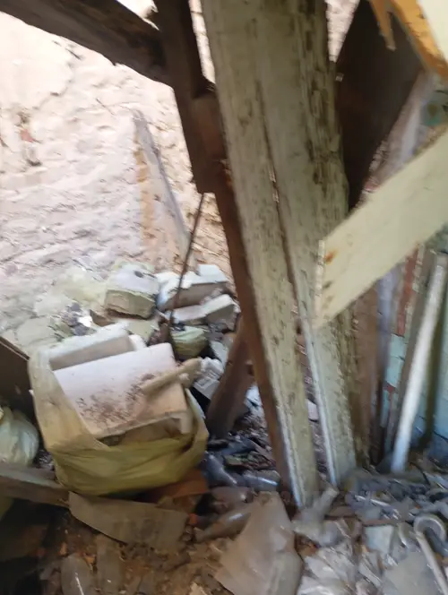 Opuszczony dom z lekko zawalonym dachem - photo 3/9