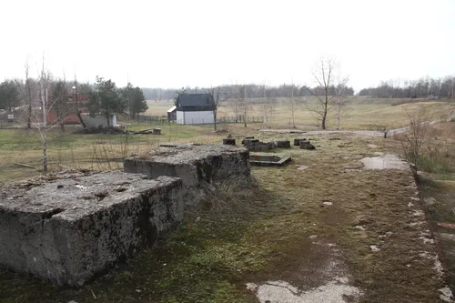 budynek obok jeziora - zdjęcie 1/6