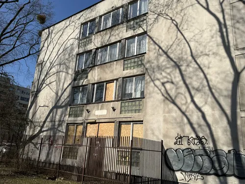 Dwie opuszczone kamienice na osiedlu